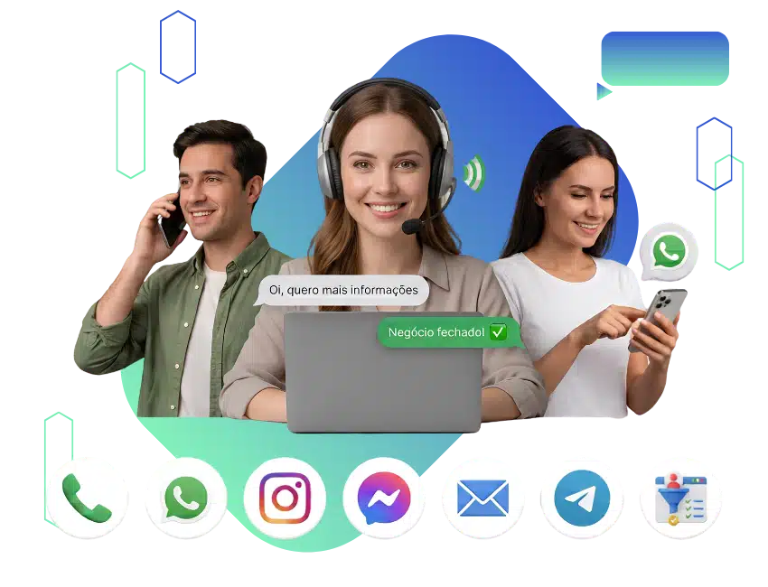 Atendente de call center atendendo cliente por telefone e WhatsApp em plataforma de atendimento omnichannel da Pluri Sistemas